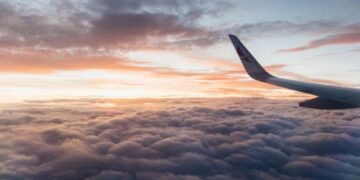 united airlines flight makes emergency landing at dulles airport.