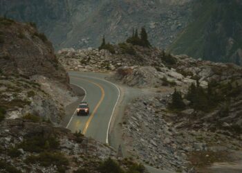 Tips on How to Drive a Car in the Mountains A Complete Guide